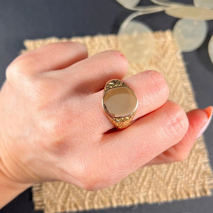 Antique 18 ct Gold, Oval Signet Ring Hand Carved Shoulders Hallmarked Chester 1916