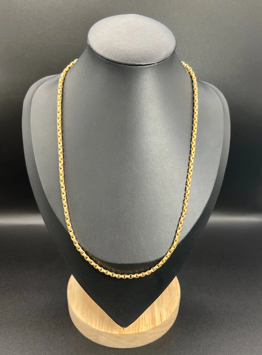 A gold chain necklace