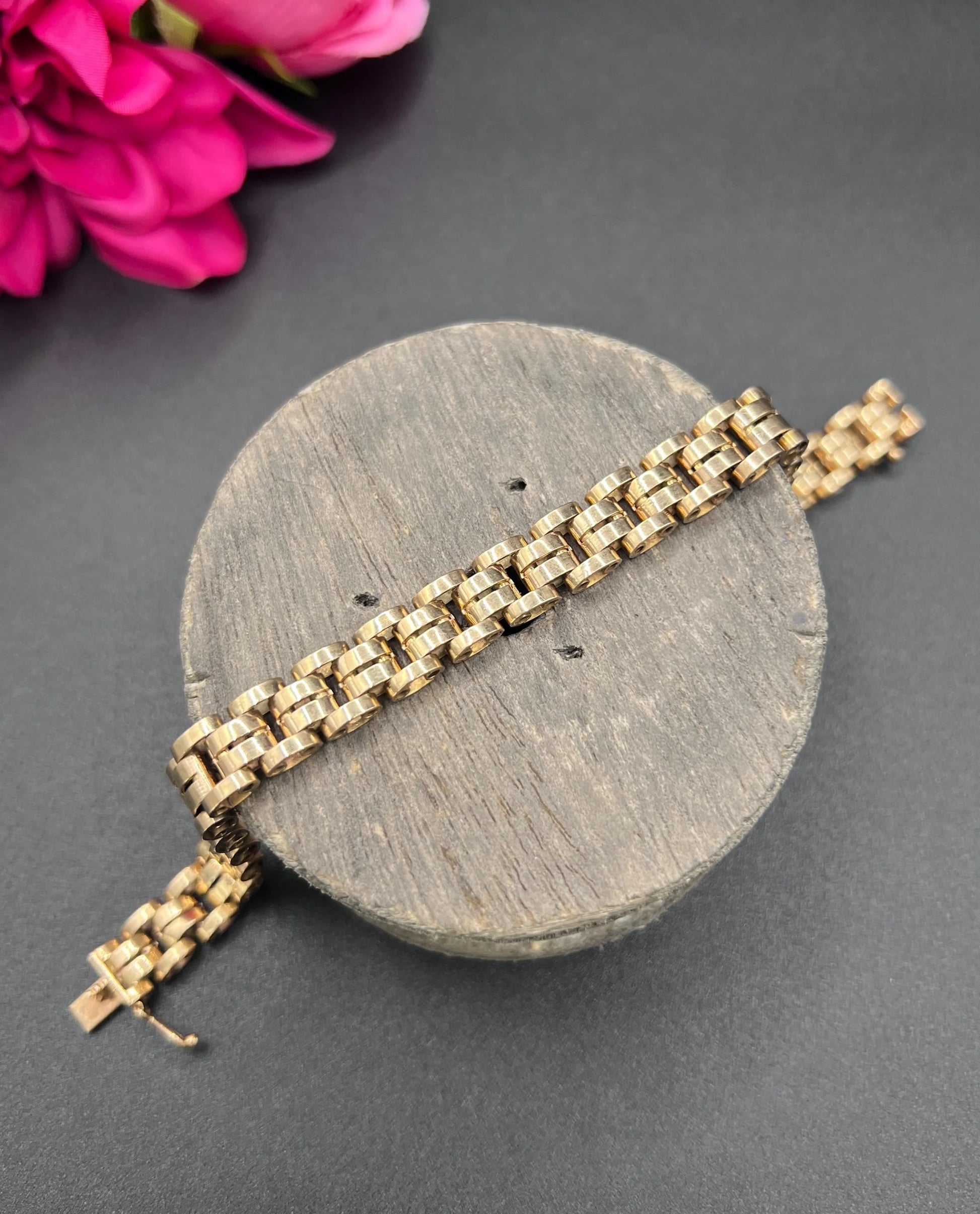 A yellow gold link bracelet