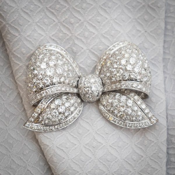 DIAMOND BOW BROOCH, 22 carats