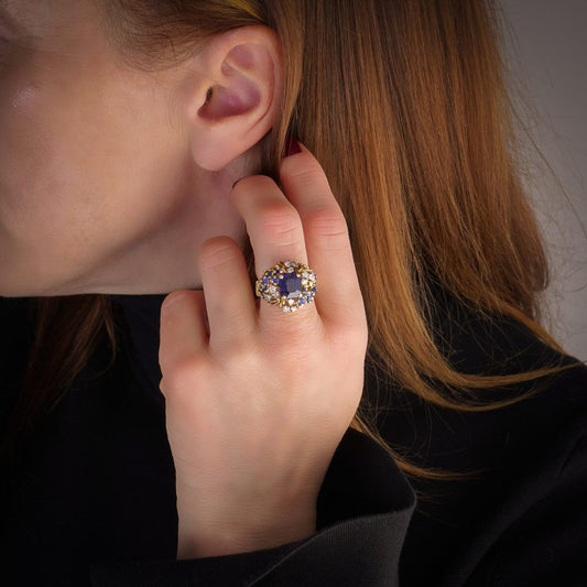 Sapphire and diamond ring in gold.