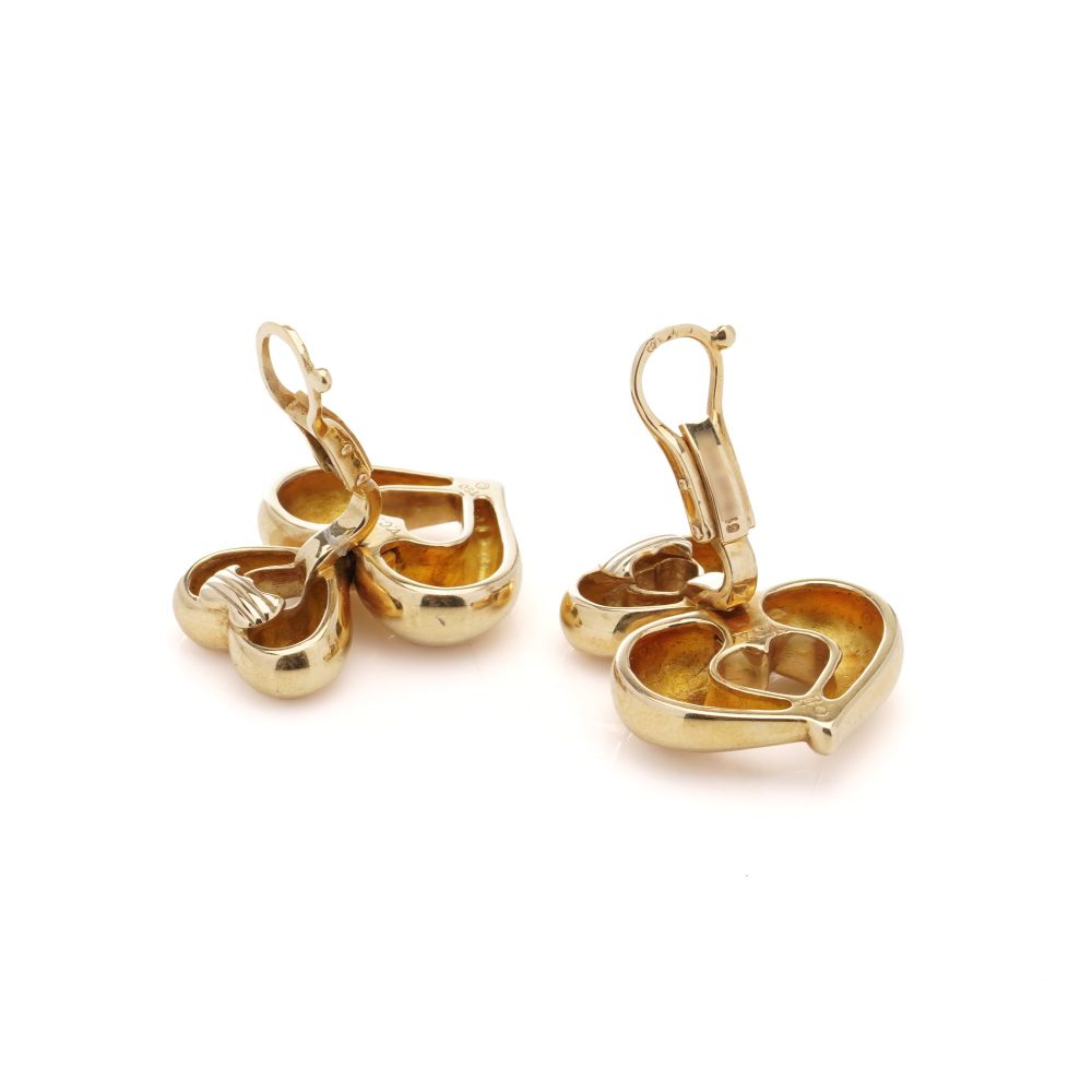 Van Cleef & Arpels clip-on earrings in gold with a heart-shaped design.