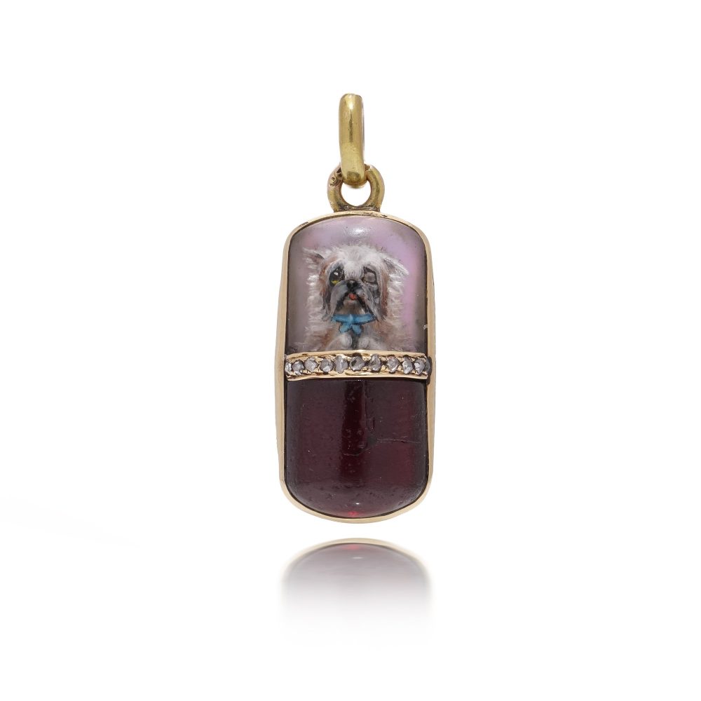 Russian gold pendant with diamonds and dog miniature in rock crystal.