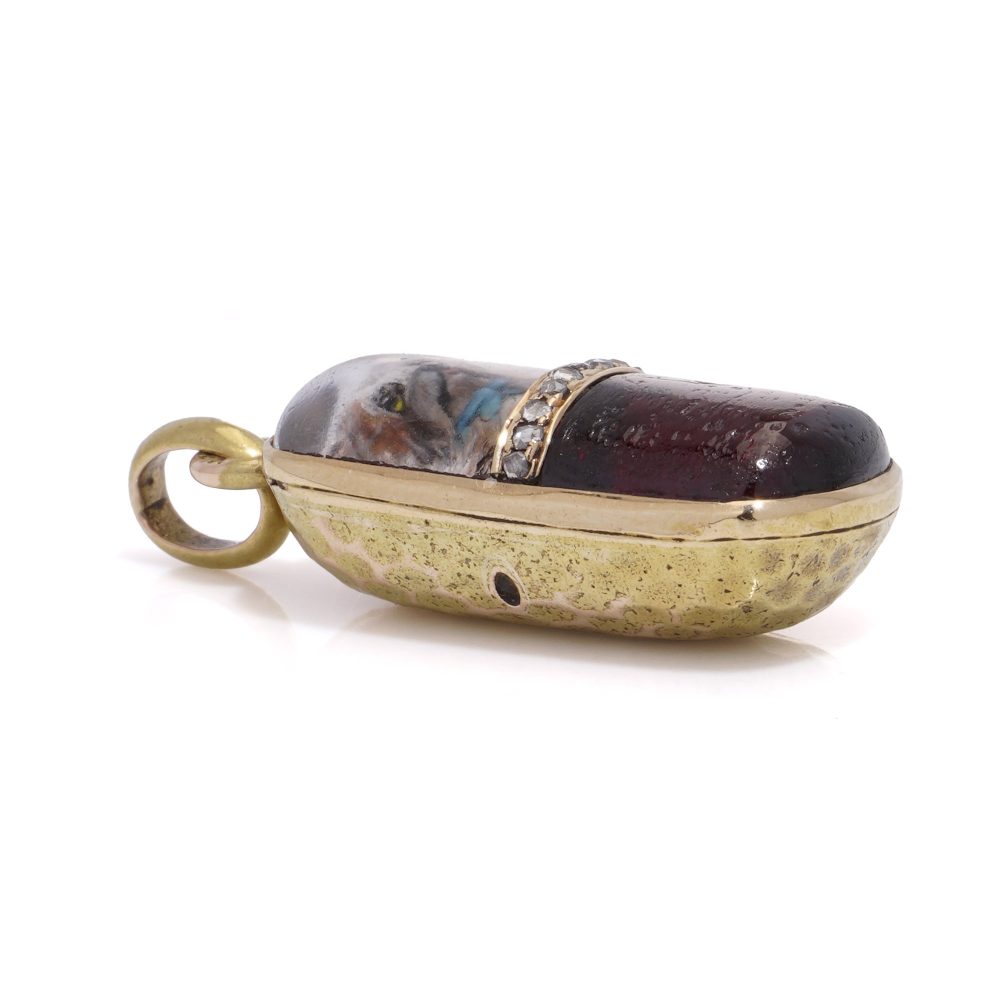 Russian gold pendant with diamonds and dog miniature in rock crystal.