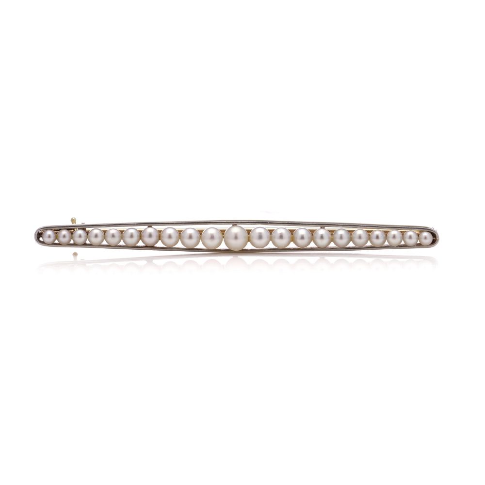 Gold and platinum elongated brooch adorned with pearls