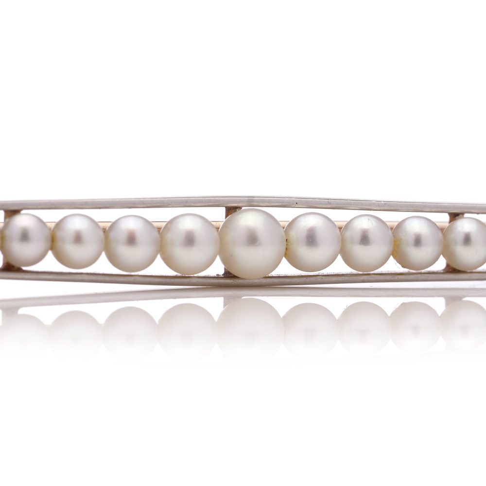 Gold and platinum elongated brooch adorned with pearls