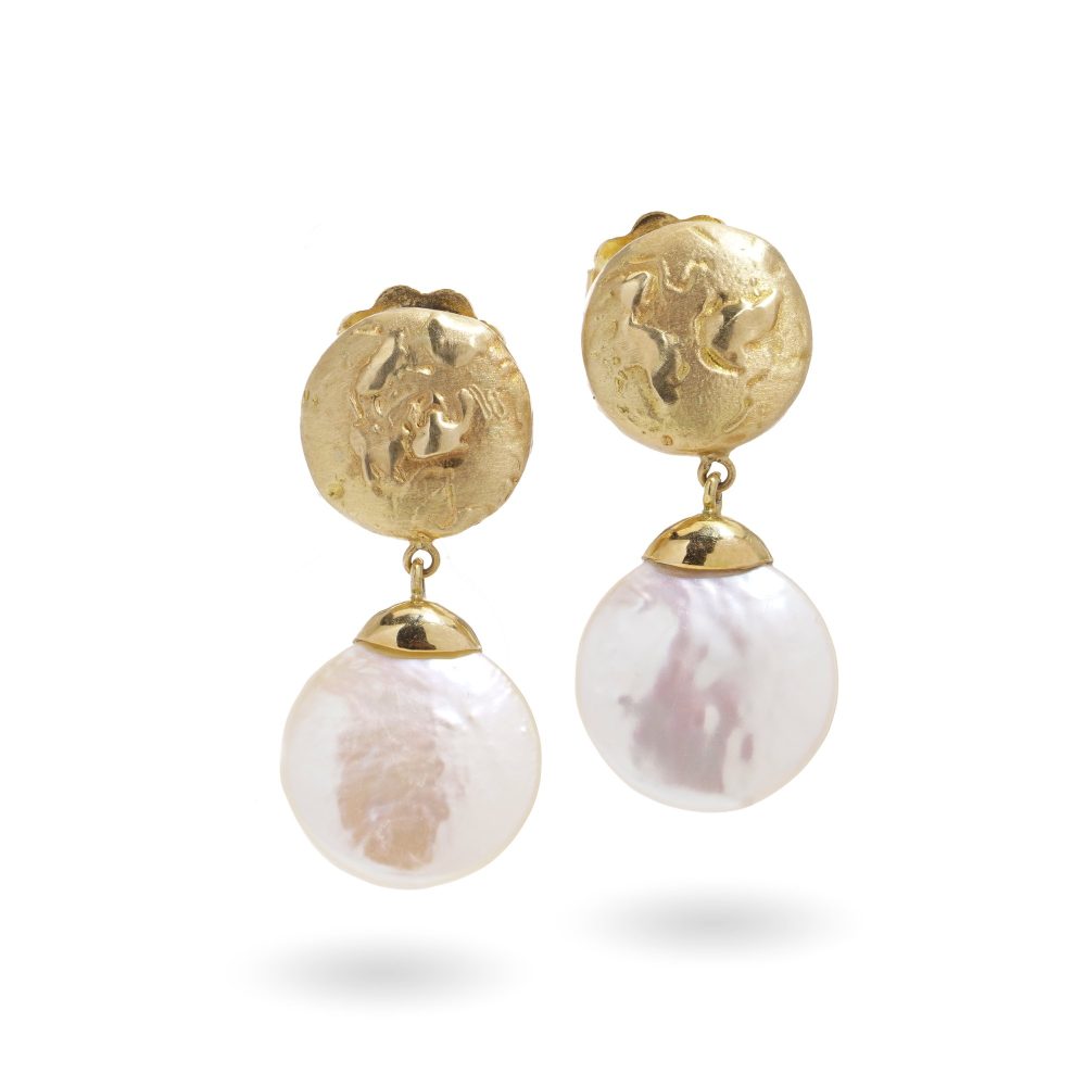 Freshwater pearl drop earrings in gold.