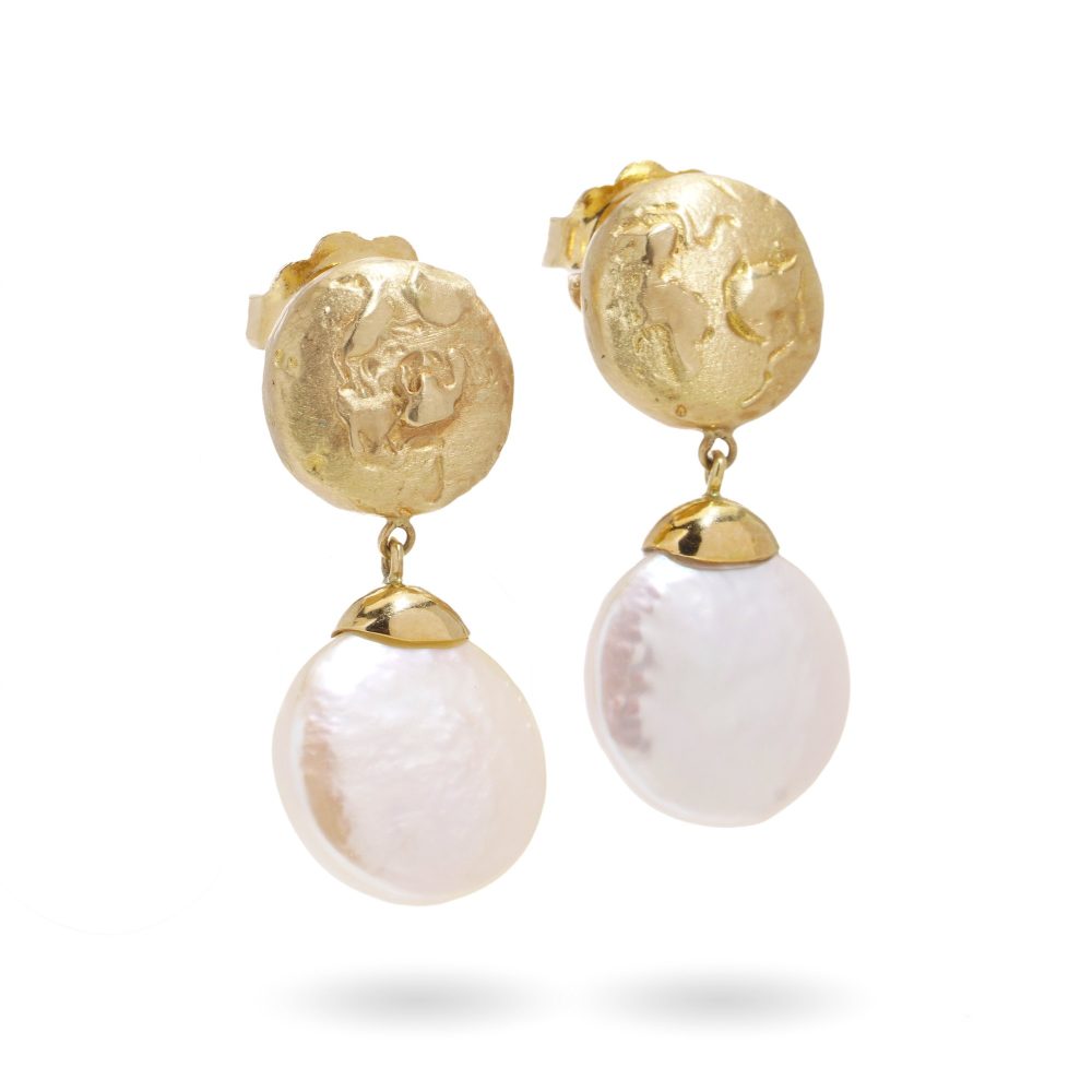 Freshwater pearl drop earrings in gold.