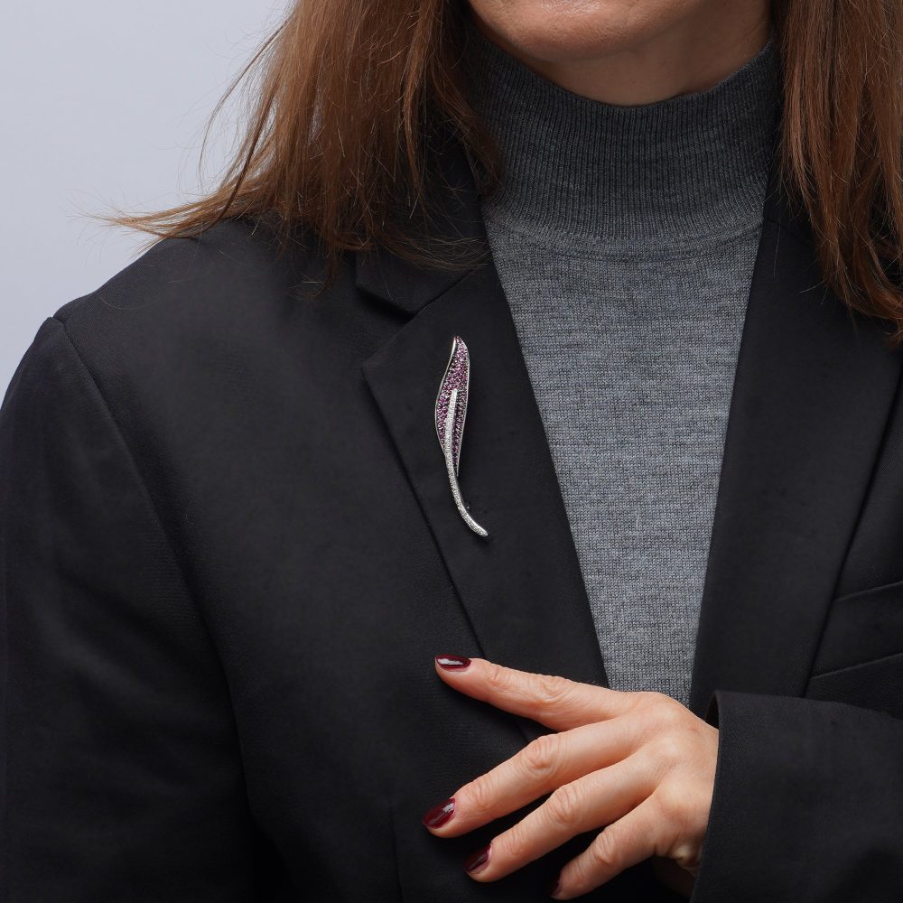 Vintage leaf-shaped brooch with rubies and diamonds in white gold.