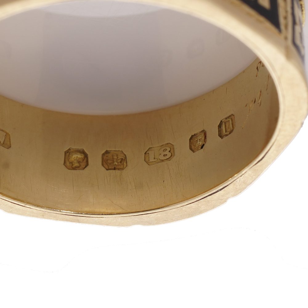 Victorian mourning ring in gold.