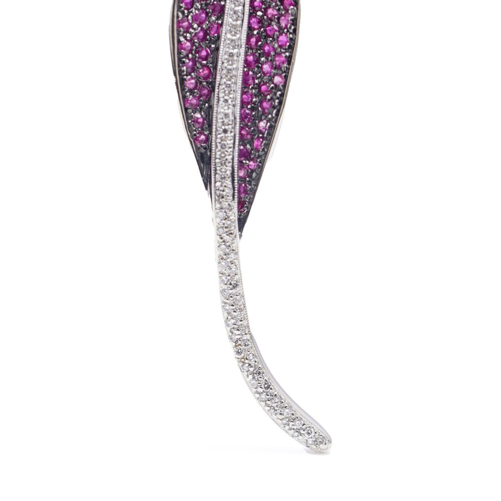 Vintage leaf-shaped brooch with rubies and diamonds in white gold.