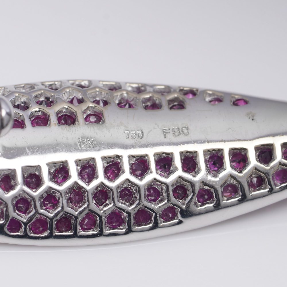 Vintage leaf-shaped brooch with rubies and diamonds in white gold.