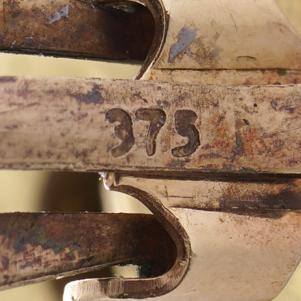 Flower earrings set with lapis lazuli in gold. 