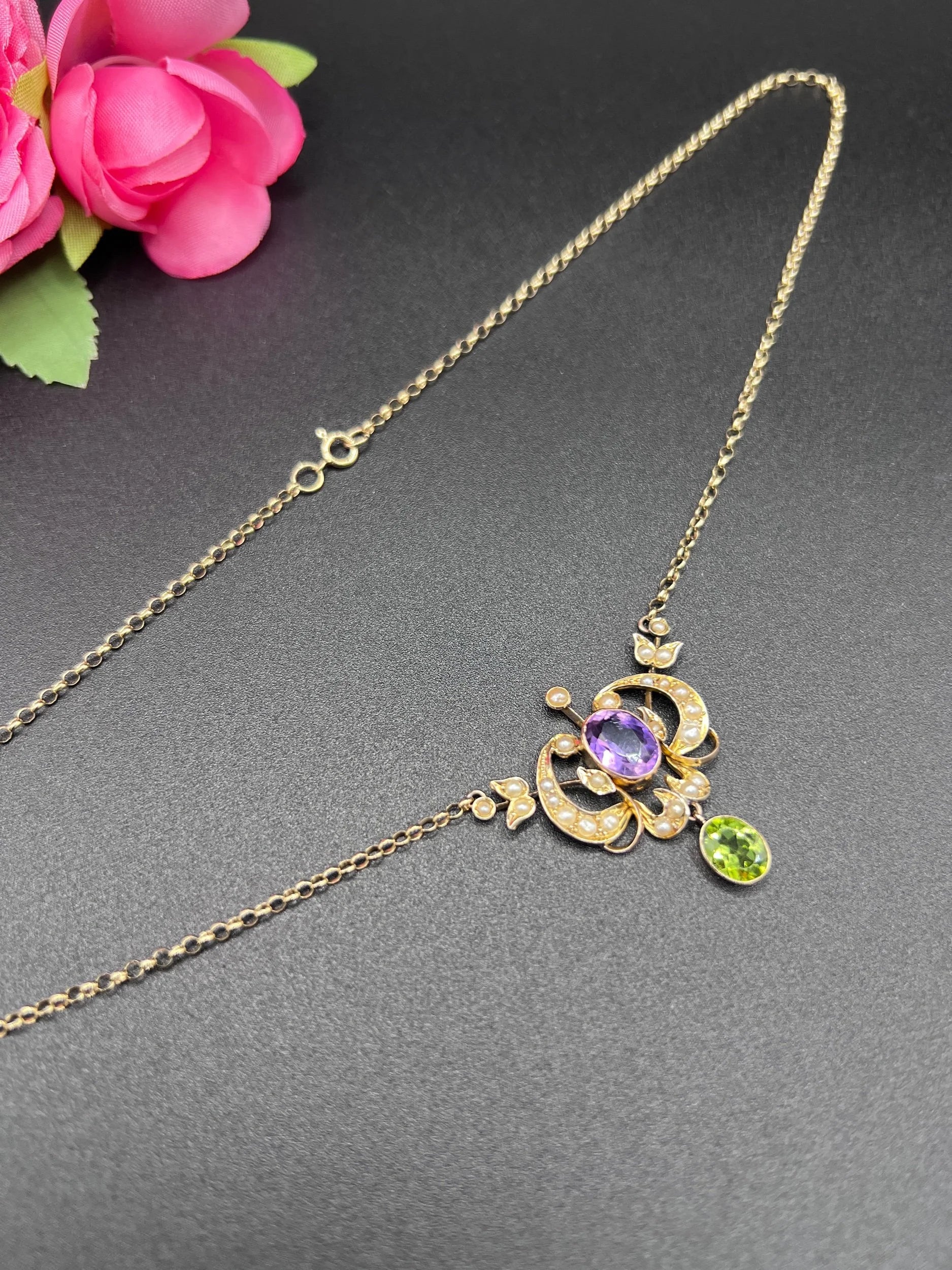A yellow gold peridot, amethyst and seed pearl pendant necklace