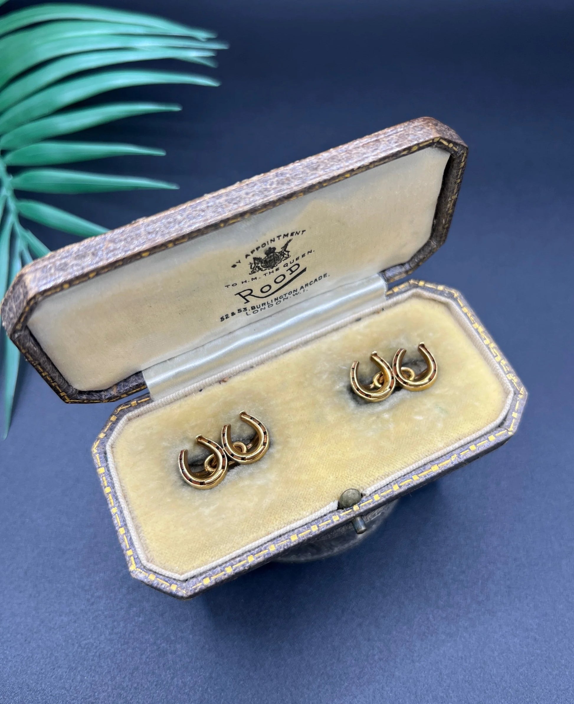 A pair of double-sided horseshoe cufflinks in yellow gold, in an antique box