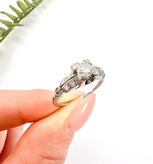 Antique 18 ct White Gold Diamond Engagement Ring with Diamond Shoulders