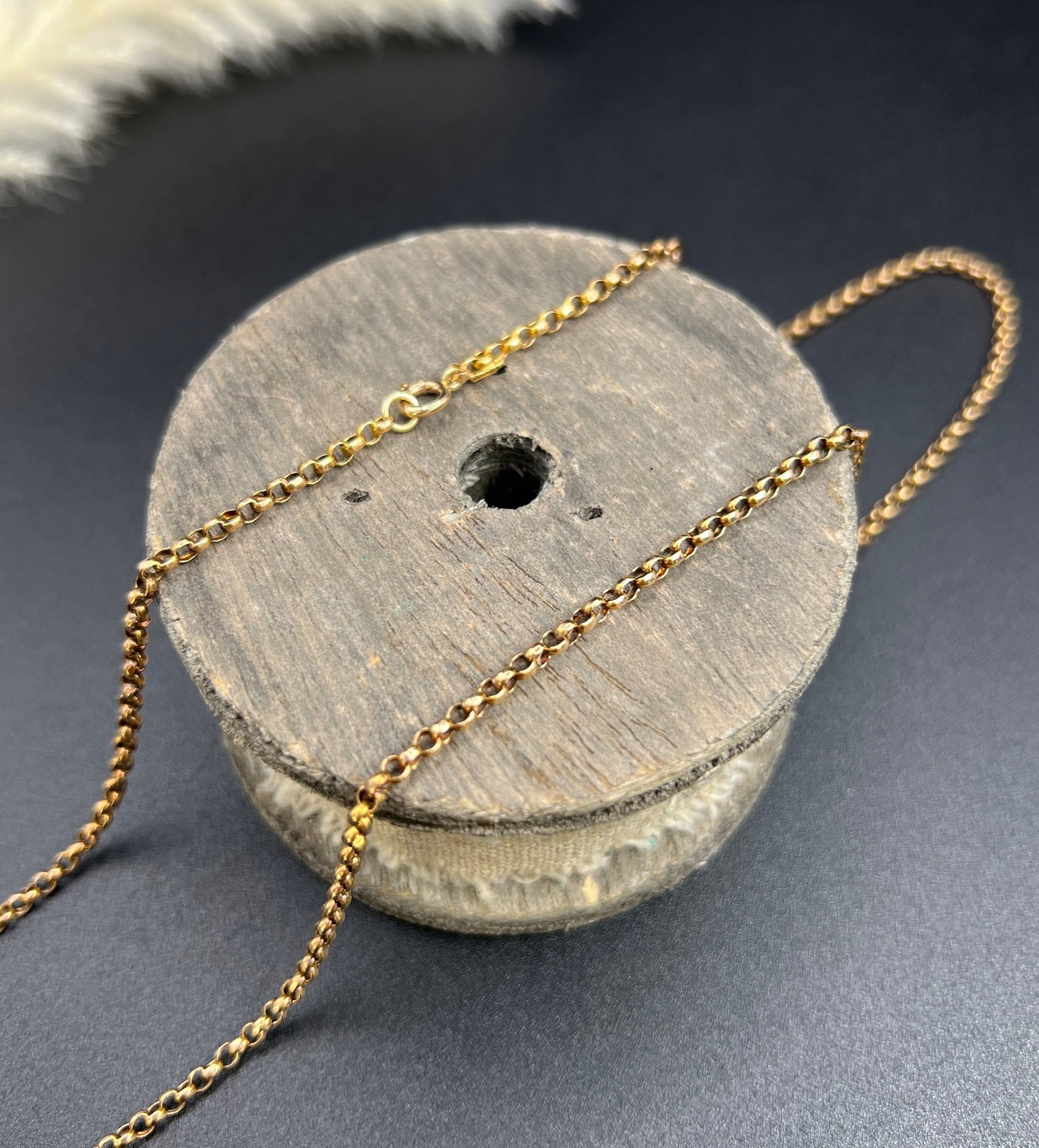 A gold belcher link necklace