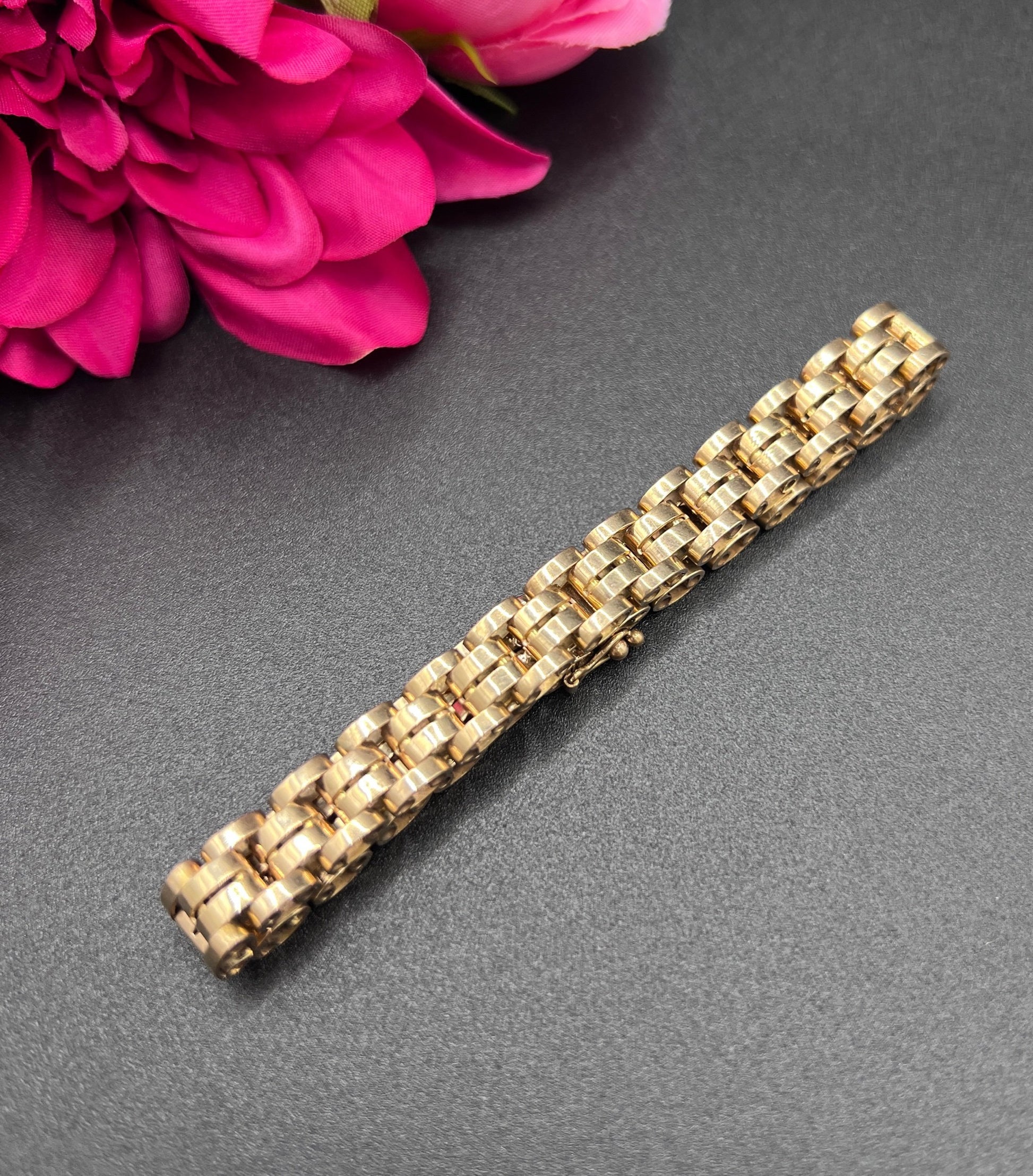 A yellow gold link bracelet