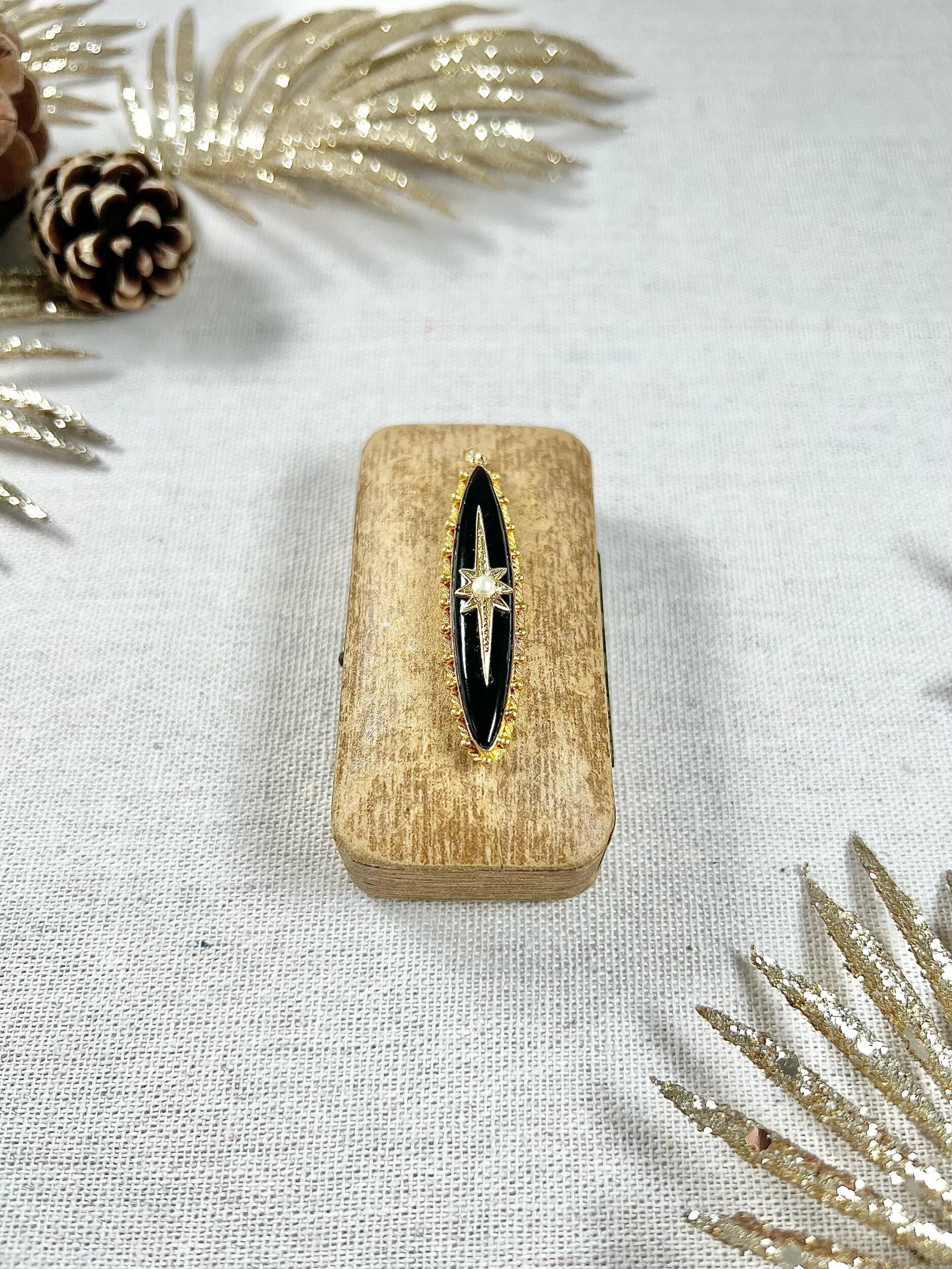 Victorian 15 Carat Yellow Gold Long Onyx Starburst Locket Pendant, Circa 1890