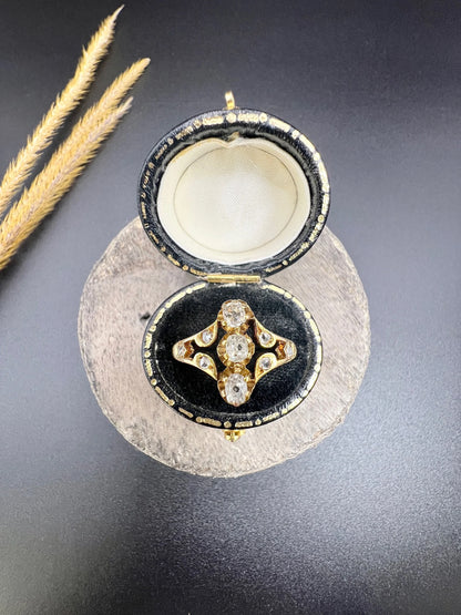 An antique old cut diamond ring in yellow gold, in a box