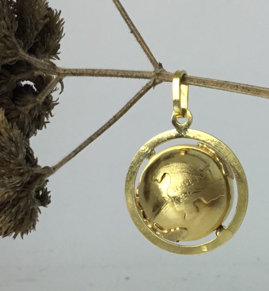 Vintage 18ct Yellow Gold Globe Pendant