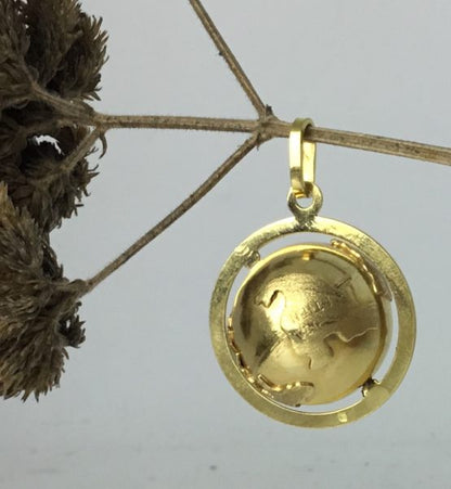 Vintage 18ct Yellow Gold Globe Pendant