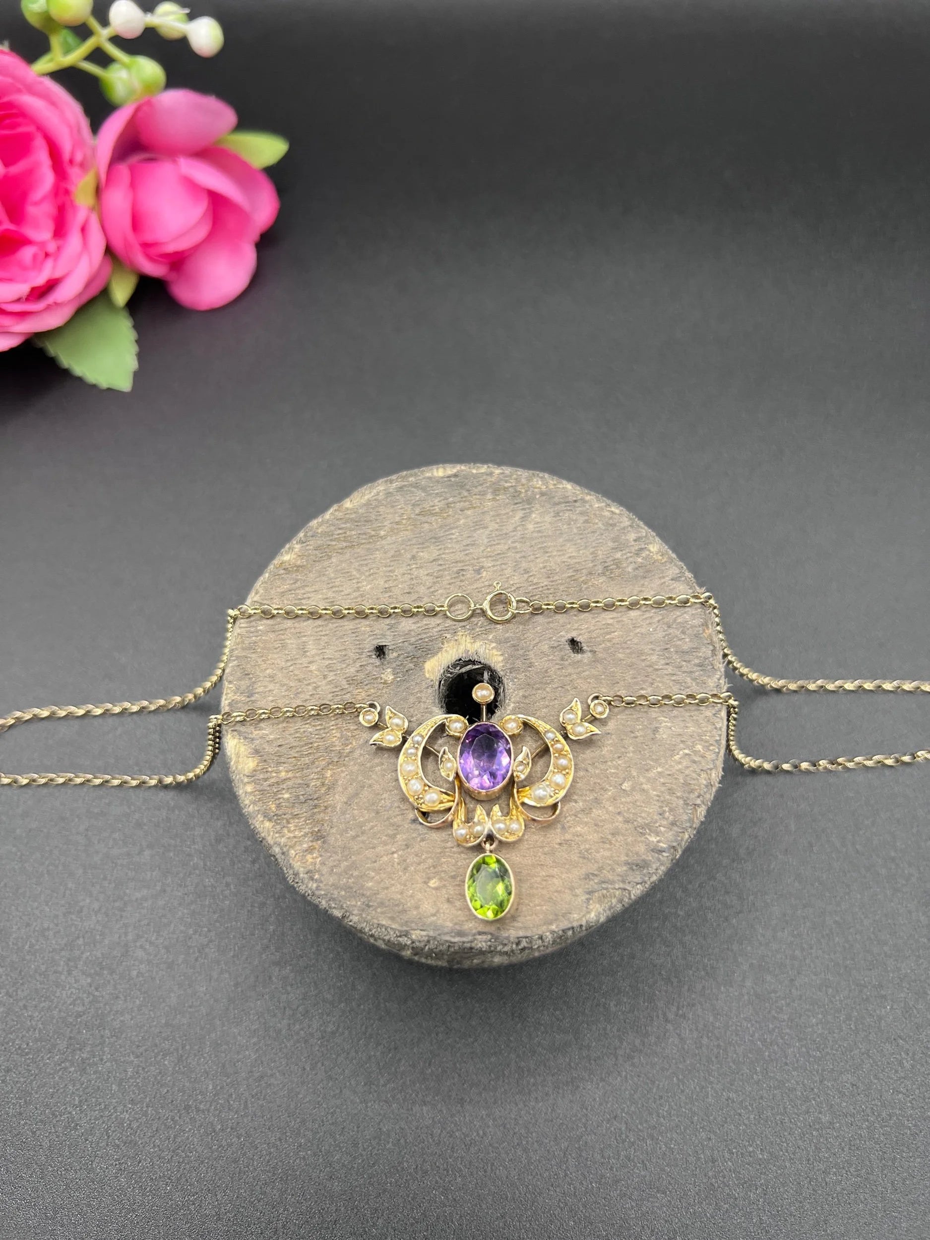 A yellow gold peridot, amethyst and seed pearl pendant necklace