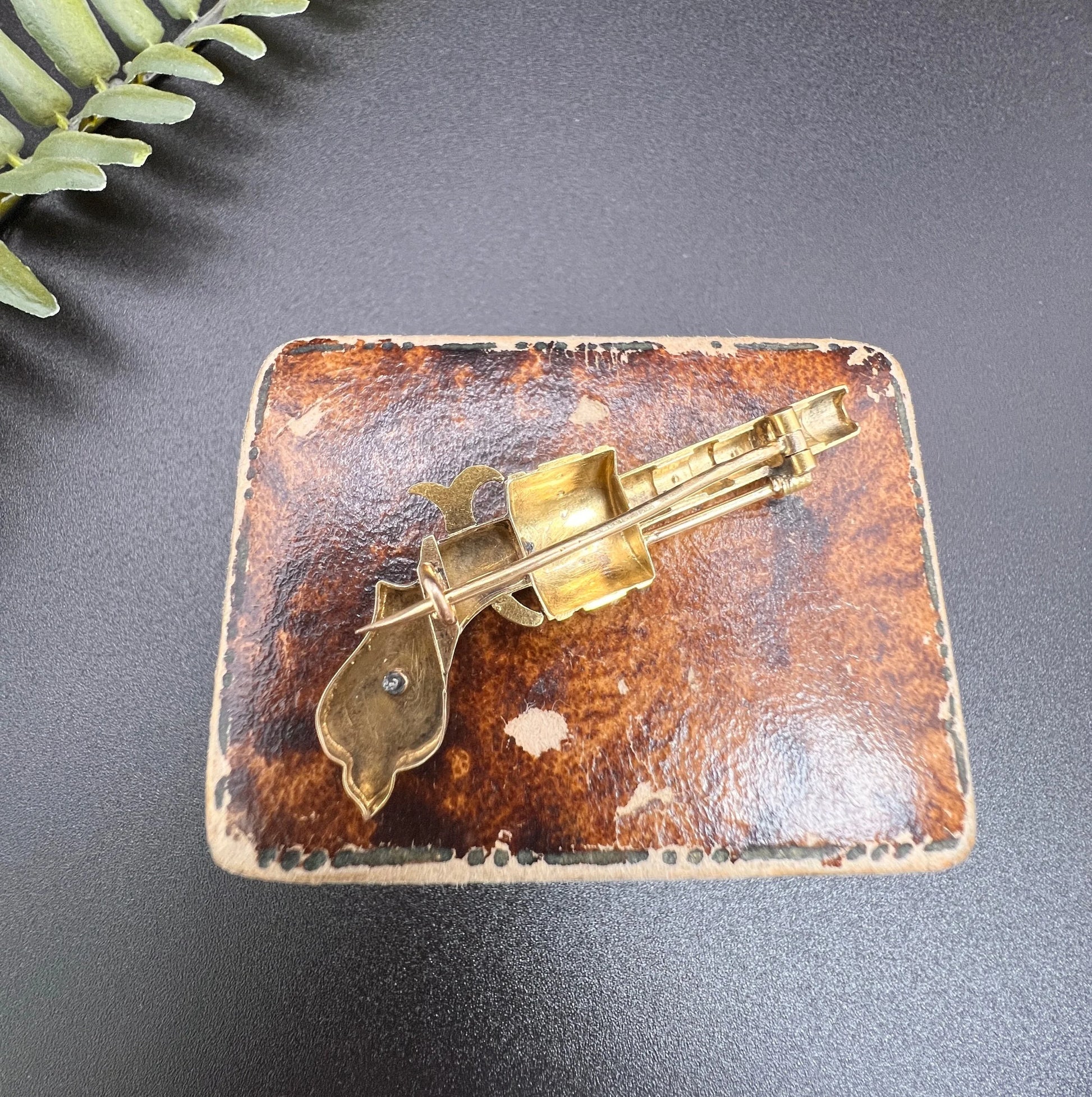 A yellow gold novelty gun brooch with diamonds and seed pearls