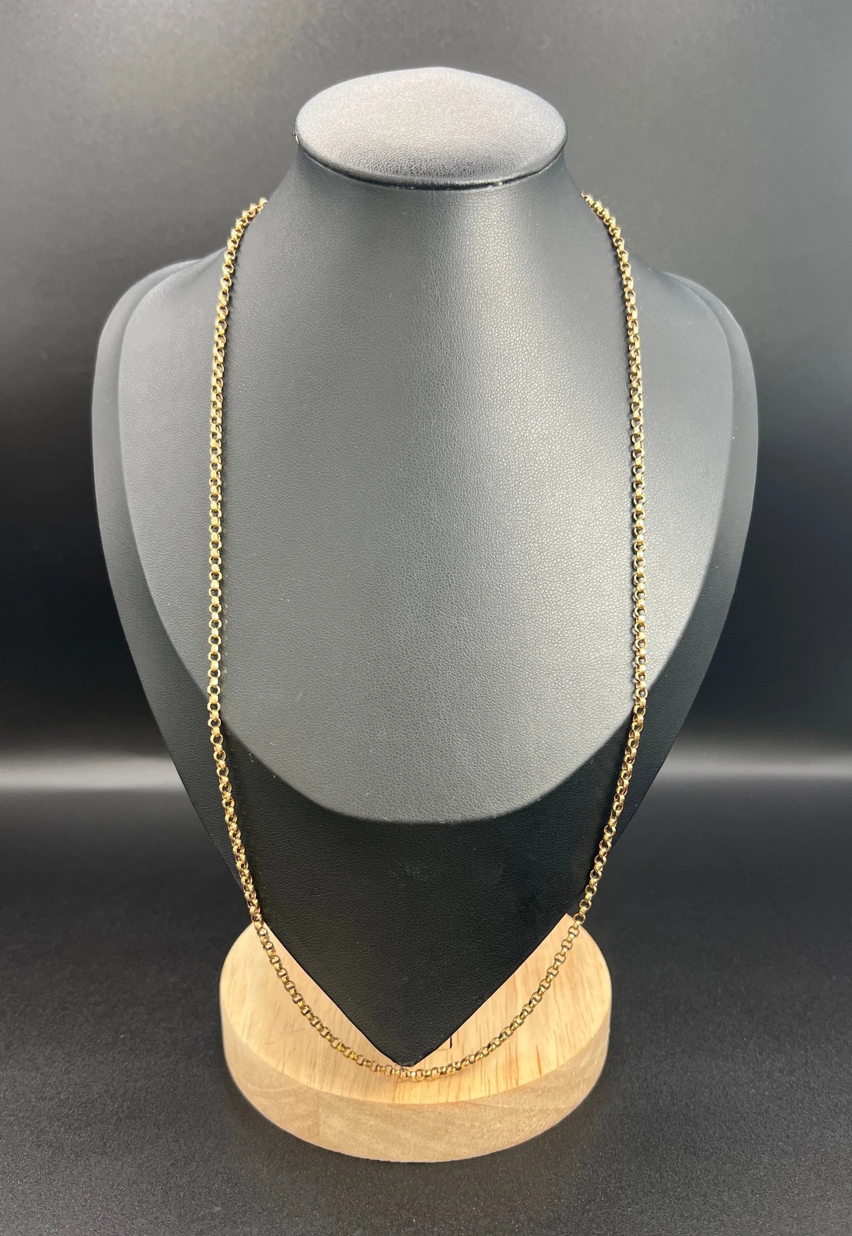 A gold belcher link necklace, on a black jewellery bust