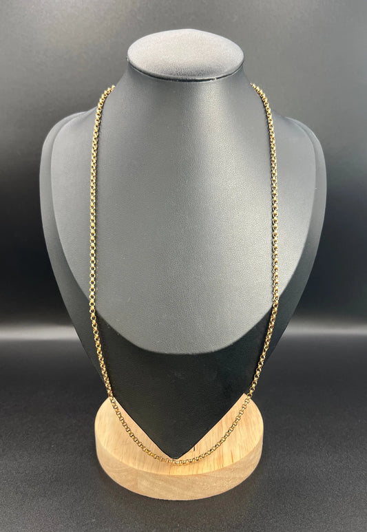 A gold belcher link necklace, on a black jewellery bust