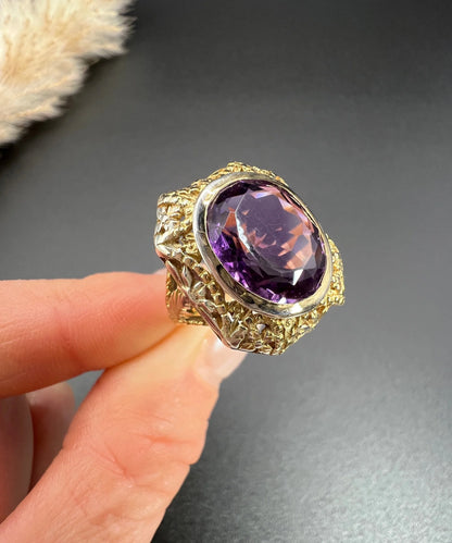 Art Nouveau 18 Carat Yellow and White Gold Oval Amethyst Ring