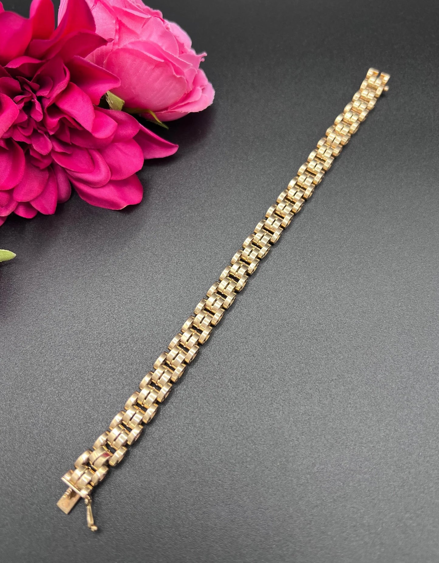 A yellow gold link bracelet