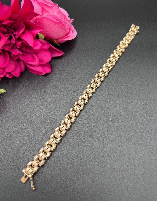 A yellow gold link bracelet
