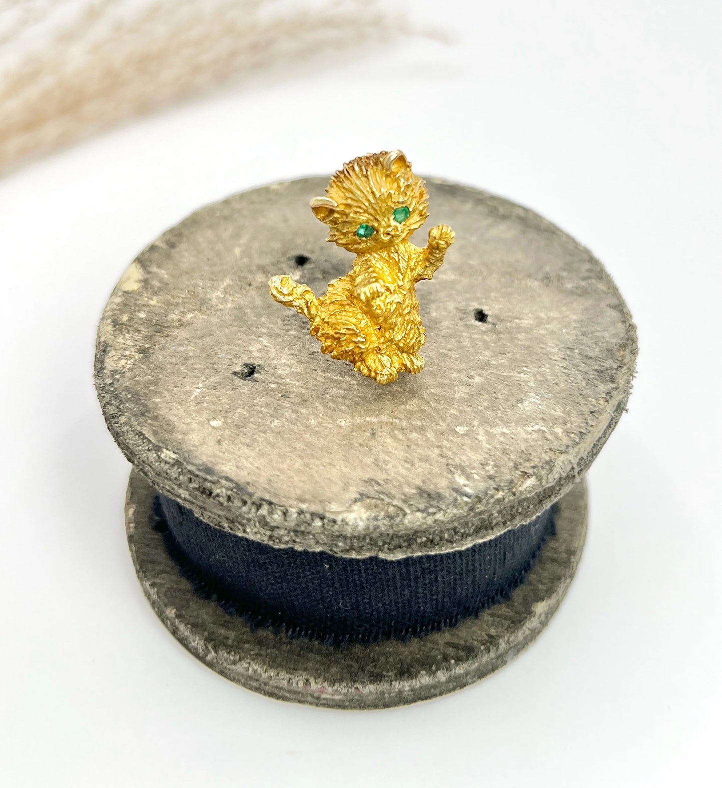 Vintage 14 Carat Yellow Gold Cat Brooch with Emerald Eyes, Circa 1960