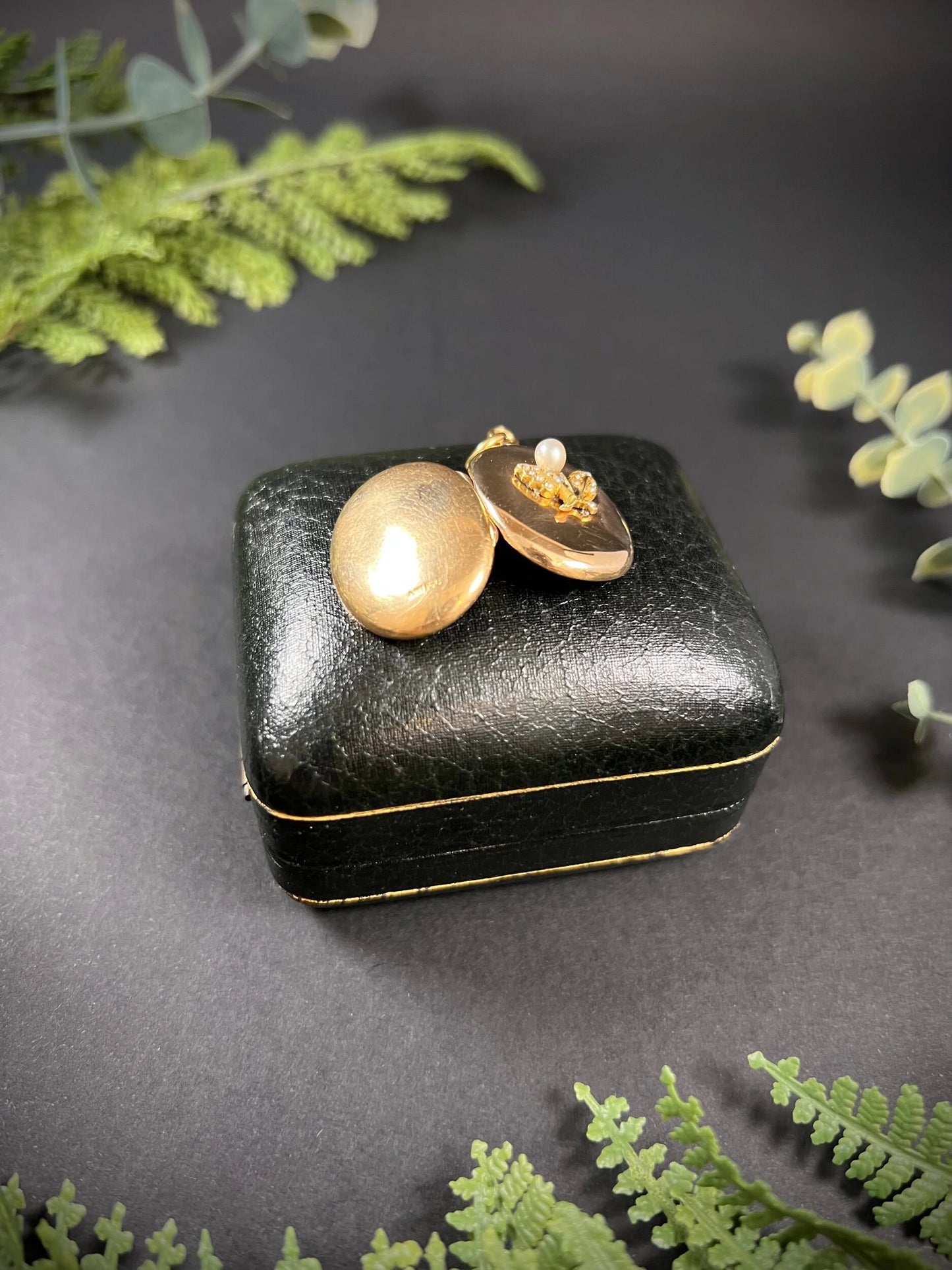 Antique Edwardian 15 Carat Yellow Gold Pearl Flower Oval Locket, Circa 1900