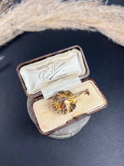 A flower brooch in yellow gold, in a box