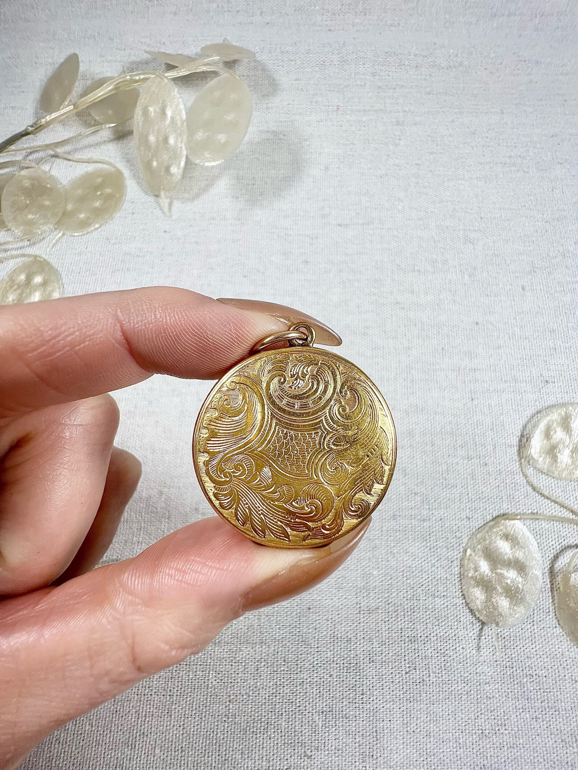 Victorian 15 Carat Yellow Gold Paisley Patterned Round Locket, Circa 1880