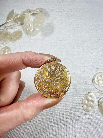 Victorian 15 Carat Yellow Gold Paisley Patterned Round Locket, Circa 1880