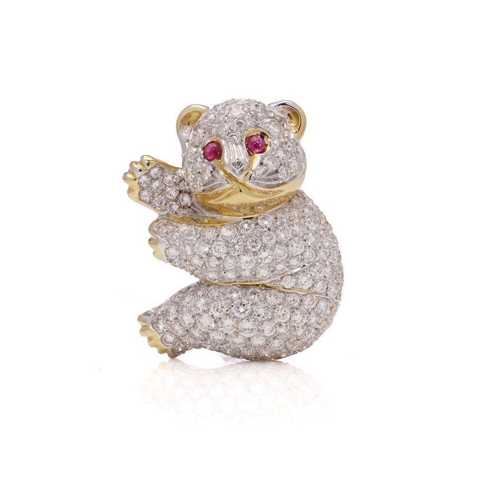 Diamond bear brooch in gold.