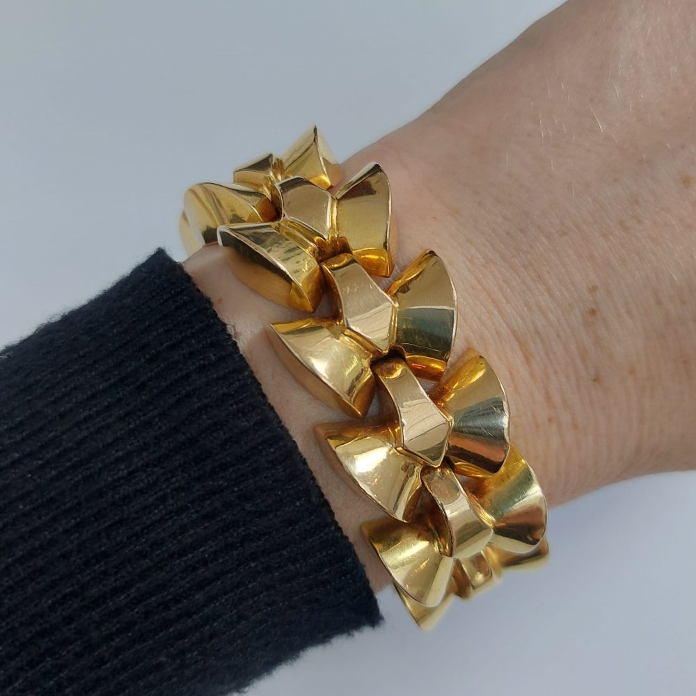 Vintage 1940s Fancy Bow Link 18ct Yellow Gold Tank Bracelet