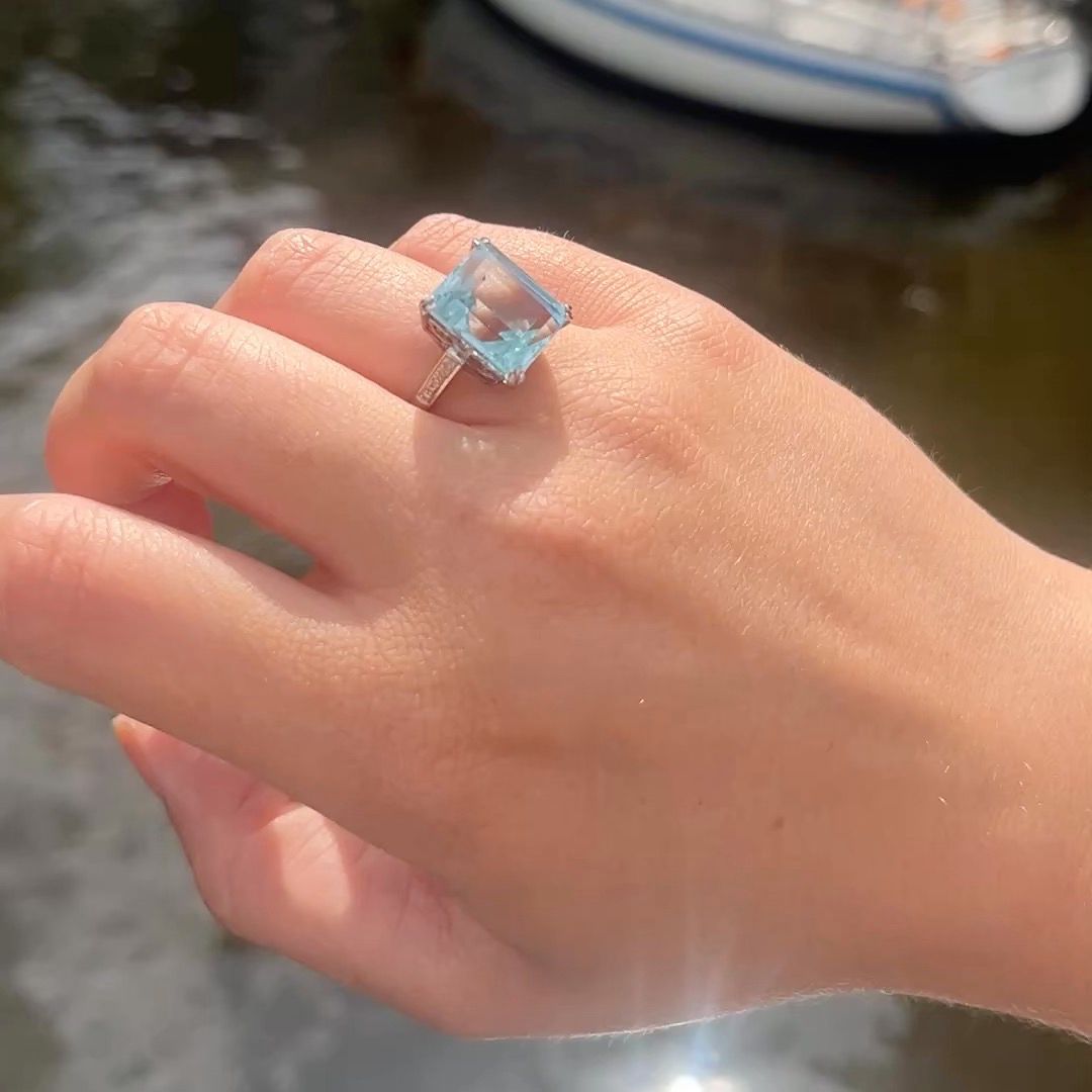 Vintage 9cts Aquamarine Solitaire Cocktail Statement Ring with Diamonds