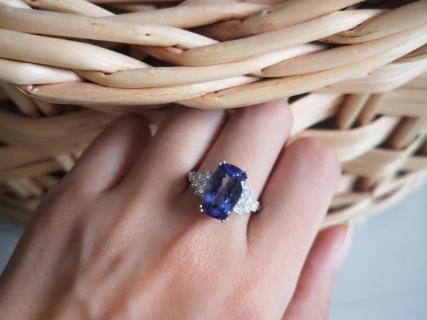 Tanzanite and Diamond Ring in 18ct White Gold, 4.75ct