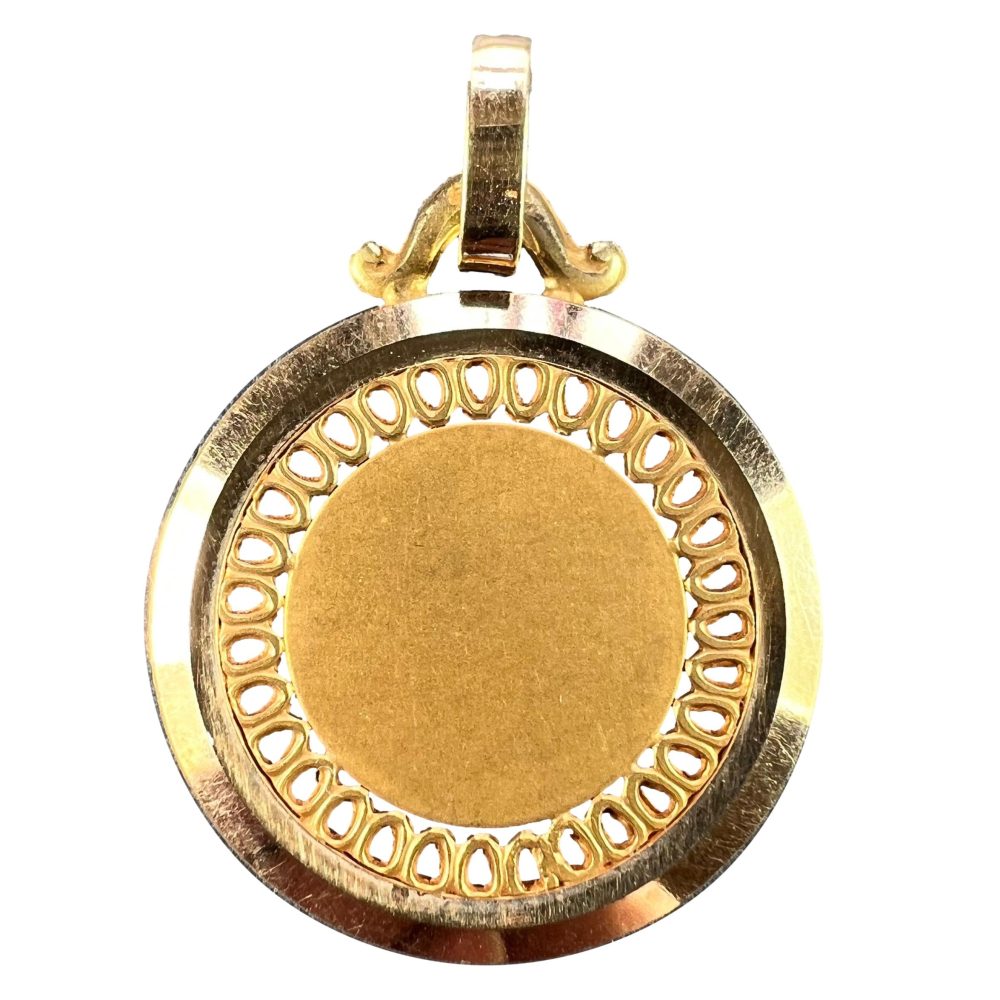French round pendant in gold.
