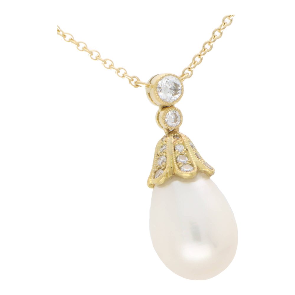 Pearl and diamond pendant necklace in yellow gold.