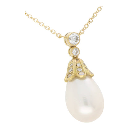 Pearl and diamond pendant necklace in yellow gold.