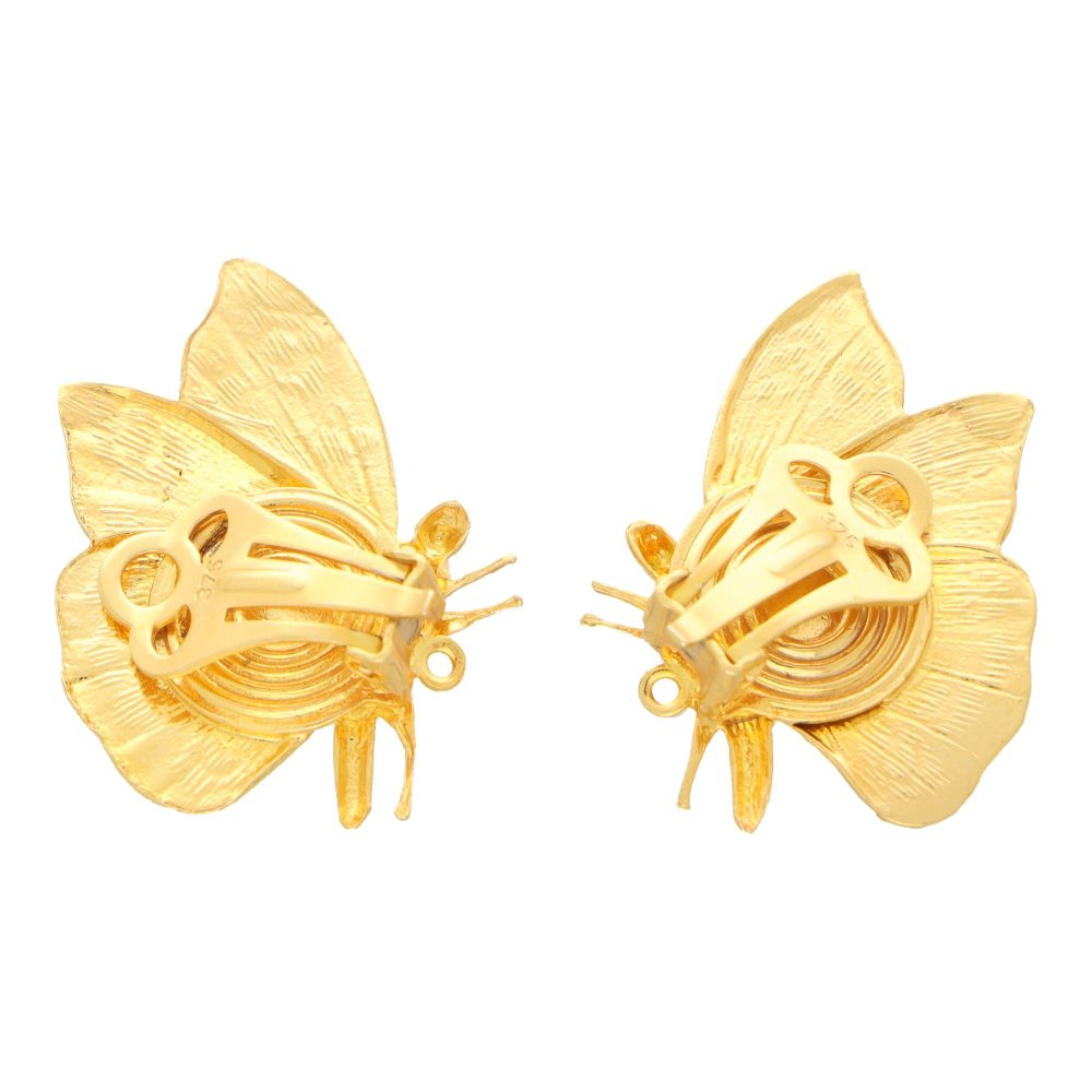 Butterfly earrings in gold.
