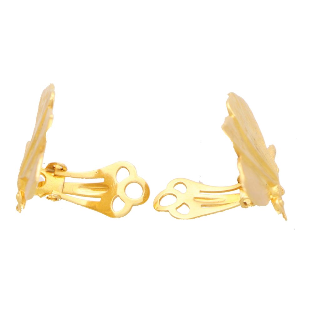 Butterfly earrings in gold.