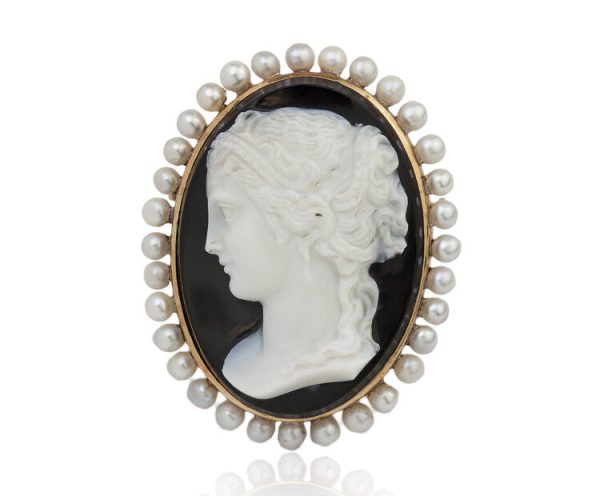 Antique French Victorian 18 Carat Gold Sardonyx Shell Cameo on Onyx circa 1850s