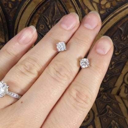 Modern 1.37ct Round Brilliant Cut Diamond Stud Earrings