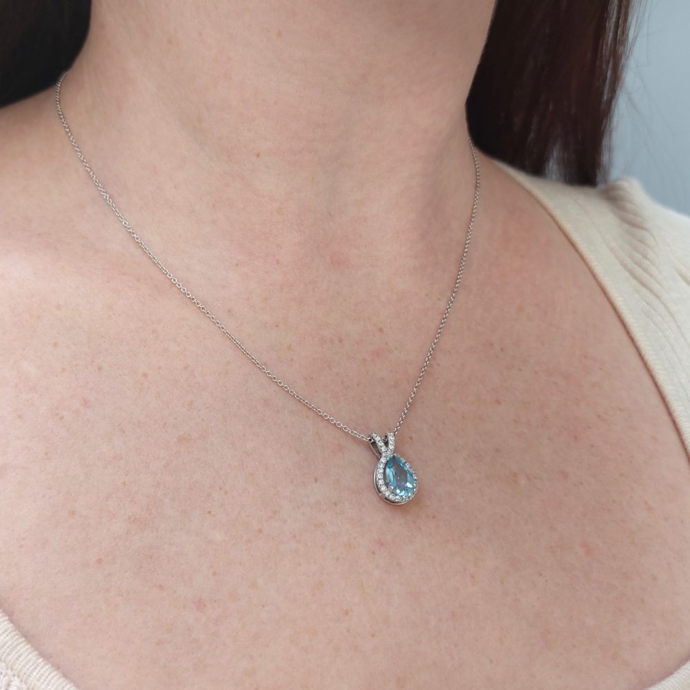 Modern 1.40ct Aquamarine and Diamond Pendant Necklace